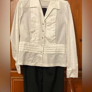 Kasper Top and Anne Klein Black pants. 🥰